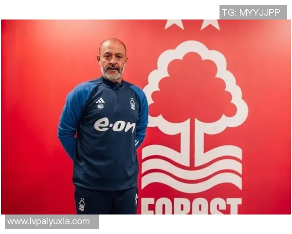 塞维利亚主帅因不满球队表现遭解雇，球队现处险境